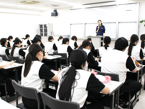 講義で基礎を学びます♪